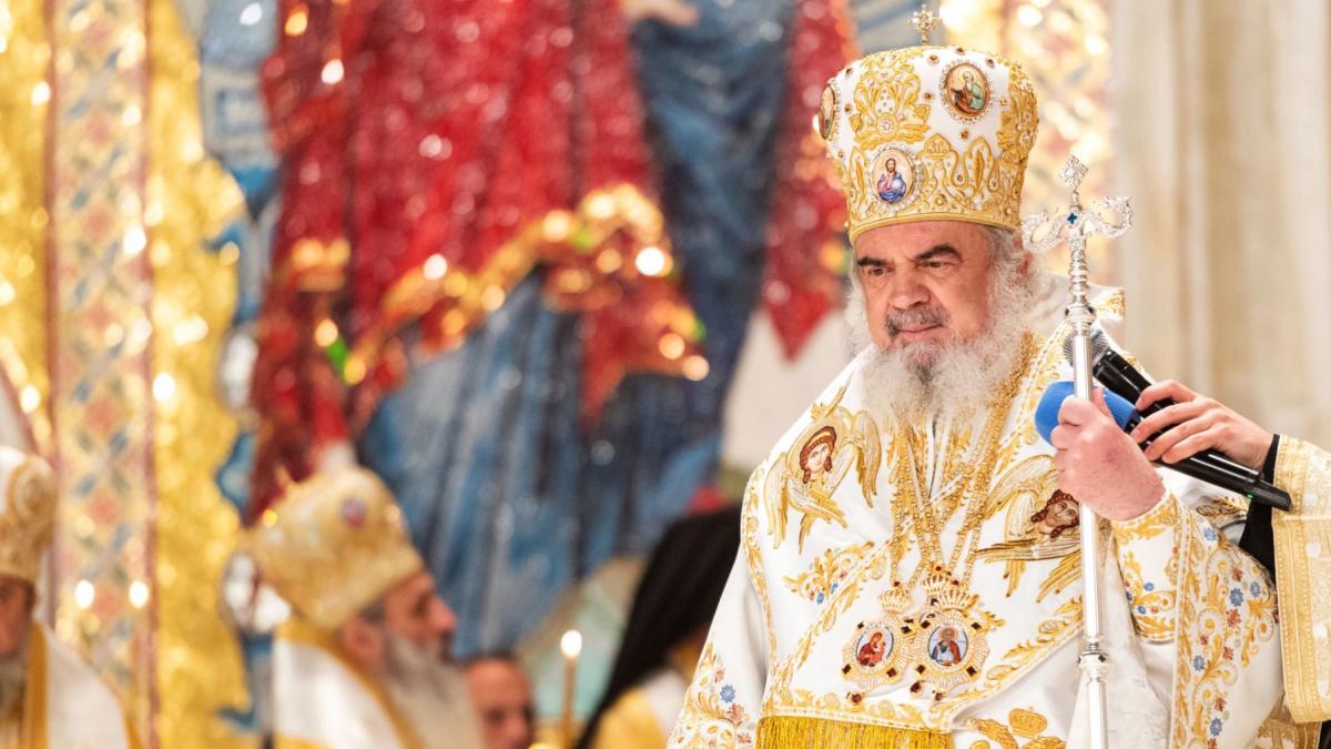 Patriarhul Daniel a oferit dojana sinodala scrisa preotilor implicati in politica
