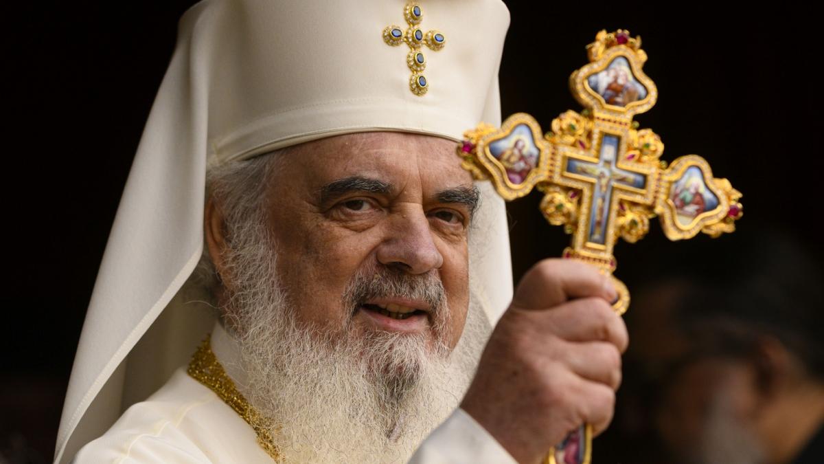 Patriarhul Daniel mesaj pentru Papa Francisc Ne rugam Domnului sa vindece suferinta Sanctitatii Voastre