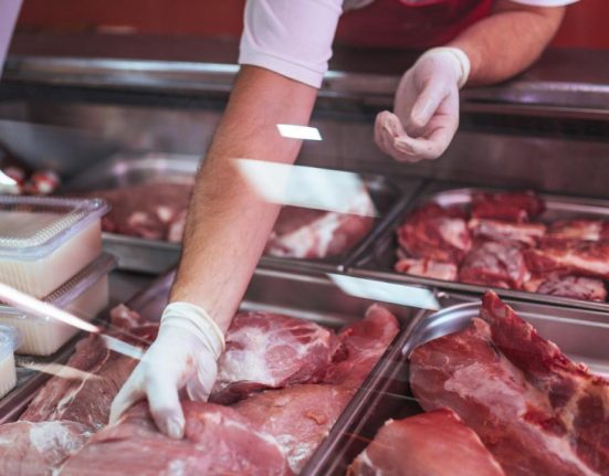 Peste 700 kg de carne retrase din cauza suspiciunilor de pesta porcina africana