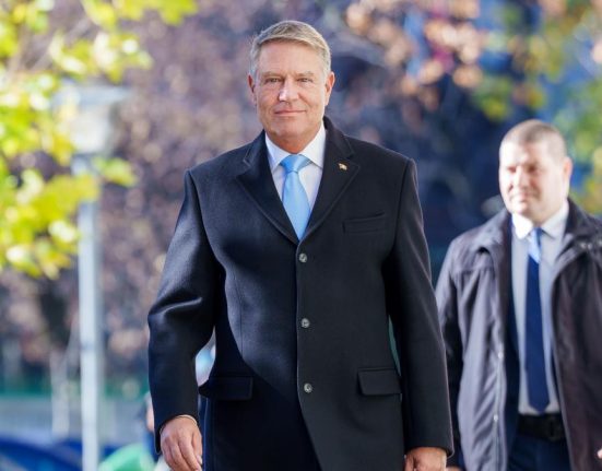 Presiune sporita pe Klaus Iohannis sa demisioneze Luni incepe procedura de suspendare in Parlament