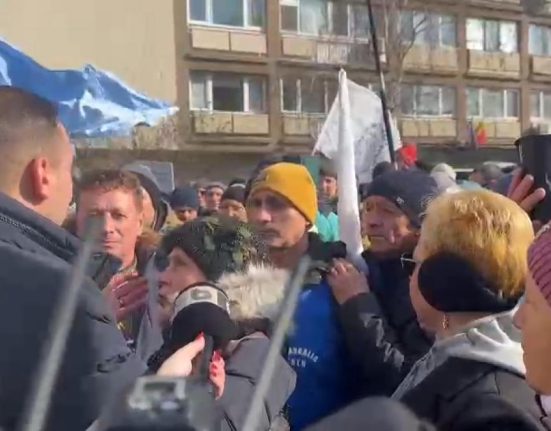 Protest la Ministerul Economiei Ministrul Bogdan Ivan huiduit de muncitorii Santierului Naval Mangalia Vrem sa muncim