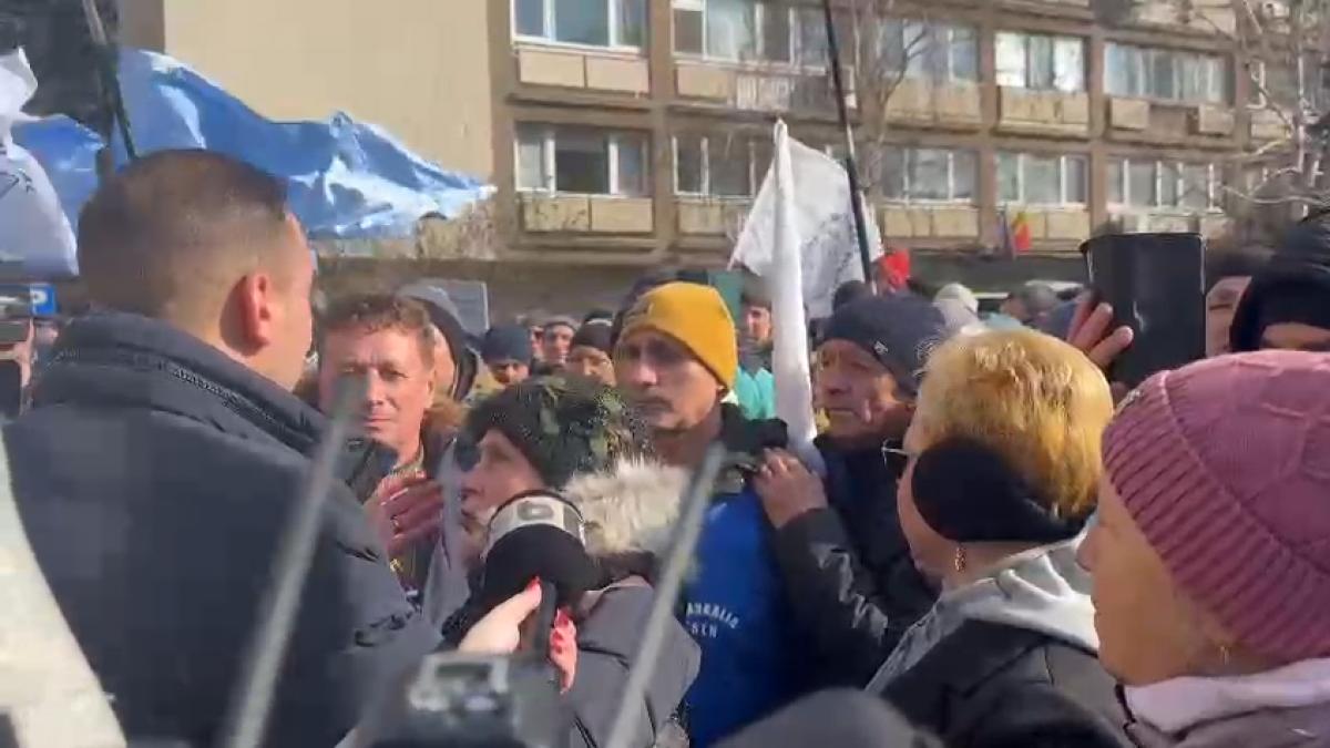 Protest la Ministerul Economiei Ministrul Bogdan Ivan huiduit de muncitorii Santierului Naval Mangalia Vrem sa muncim