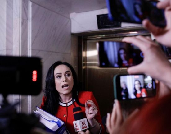 Simona Bucura Oprescu fuge in Parlament evitand intrebarile despre ajutoarele pensionarilor