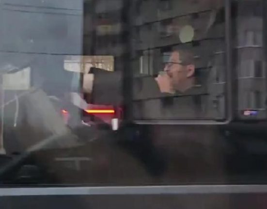 Sofer de autobuz prins conducand cu picioarele pe volan Ancheta a fost deschisa de sefi