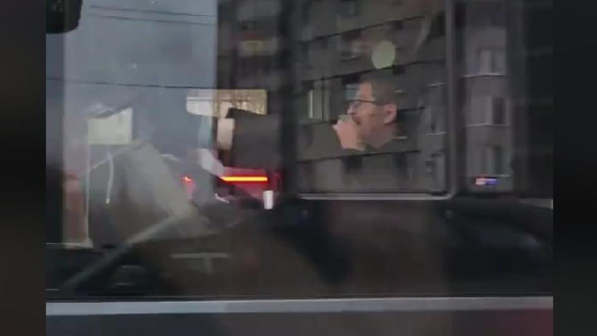 Sofer de autobuz prins conducand cu picioarele pe volan Ancheta a fost deschisa de sefi