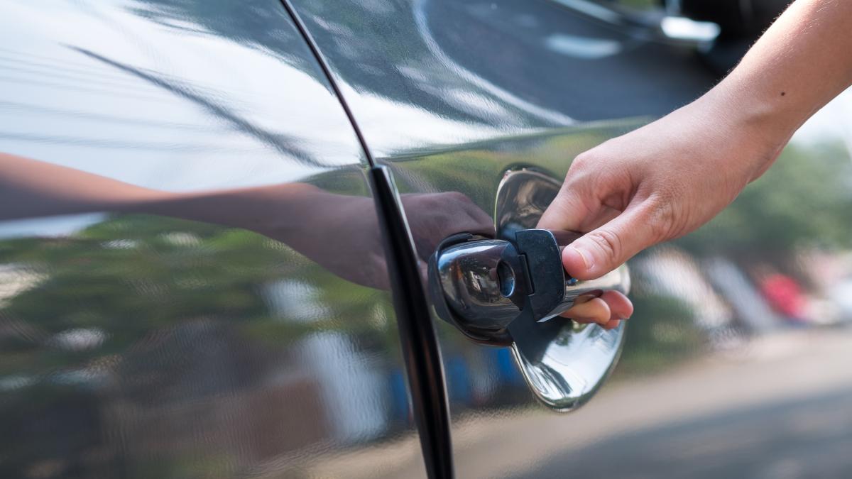 Tanar a furat masina unui livrator si a vandut o cu 600 euro Cum a fost prins