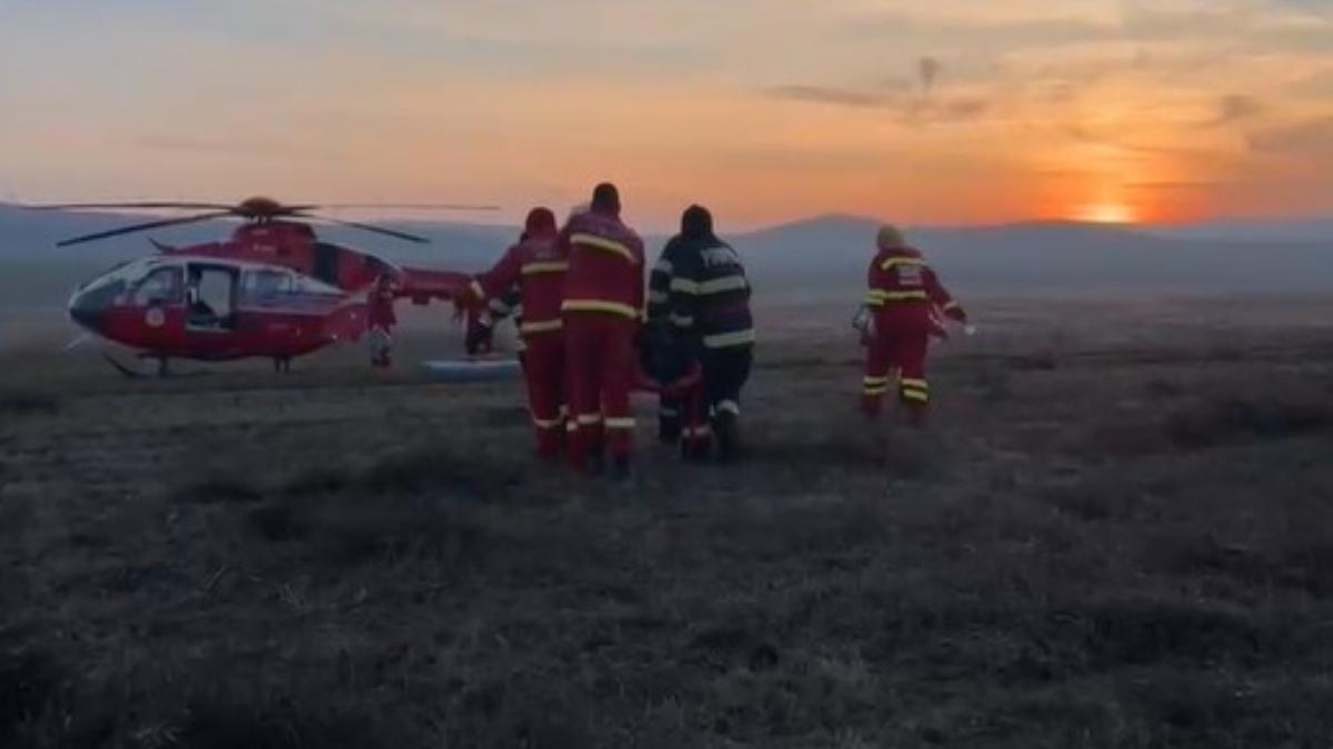 Tanar de 20 de ani incarcerat in accident in Tulcea doua persoane ranite intervin elicoptere SMURD