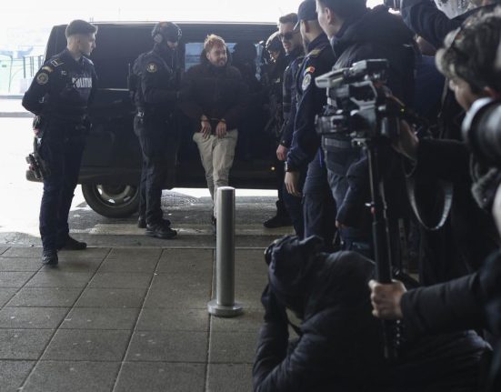 Teroristul Mohamed Amra extradat in Franta escortat de trupele speciale la Otopeni
