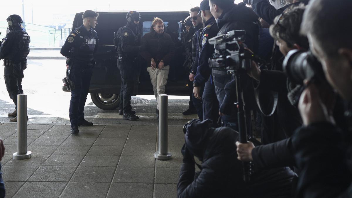 Teroristul Mohamed Amra extradat in Franta escortat de trupele speciale la Otopeni