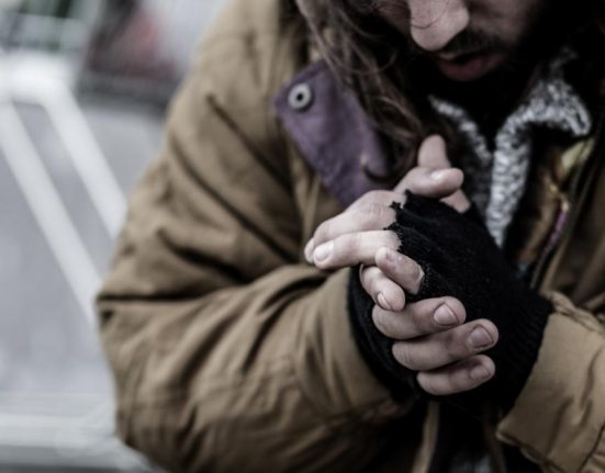 Un barbat a decedat de frig intr o casa neincalzita la Galati