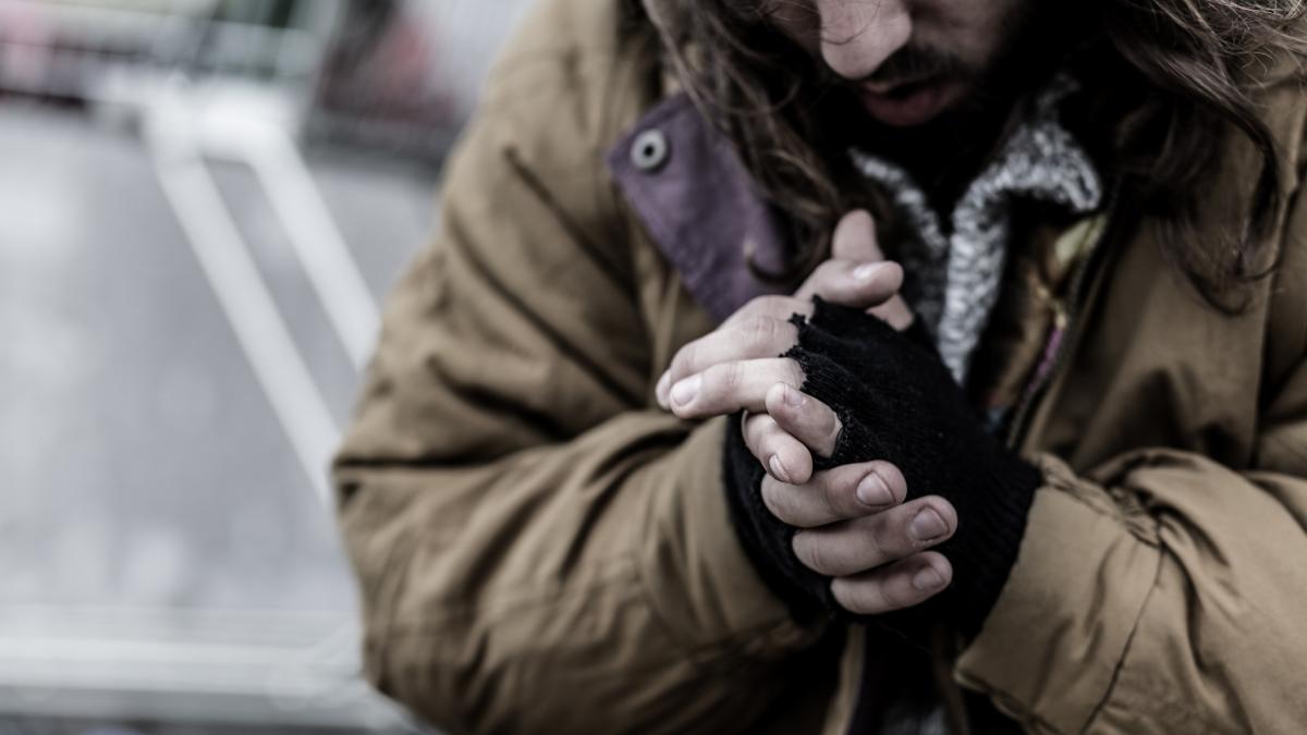 Un barbat a decedat de frig intr o casa neincalzita la Galati