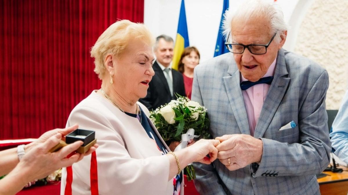 Un italian de 86 de ani si o romanca de 81 de ani casatoriti de Valentines Day Impreuna la bine si la rau