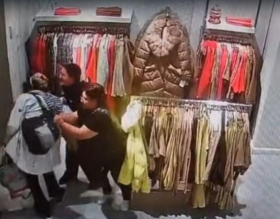 VIDEO Un hot deghizat in femeie sa batut cu vanzatoarele dintr un magazin din Bucuresti apoi a fugit inainte sa vina politia