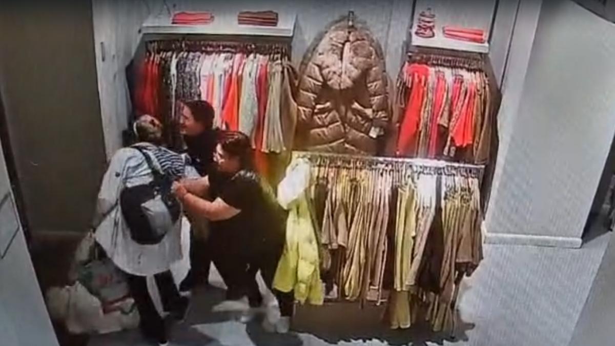 VIDEO Un hot deghizat in femeie sa batut cu vanzatoarele dintr un magazin din Bucuresti apoi a fugit inainte sa vina politia