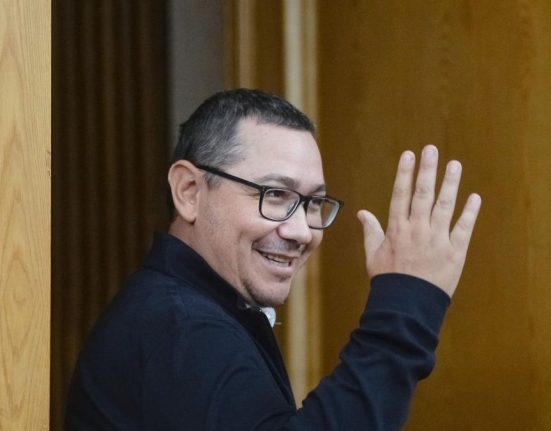 Victor Ponta atac la Crin Antonescu A fugit din tara si a stat somer 10 ani