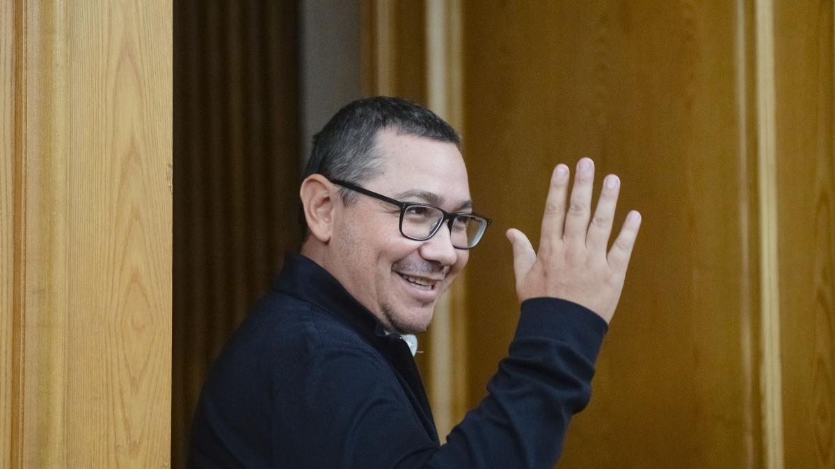 Victor Ponta atac la Crin Antonescu A fugit din tara si a stat somer 10 ani
