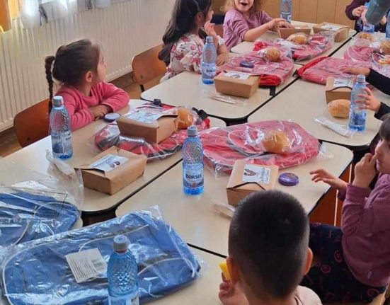 600 de elevi au primit hrana calda de Ziua Meselor Scolare organizata de Fundatia Carmistin