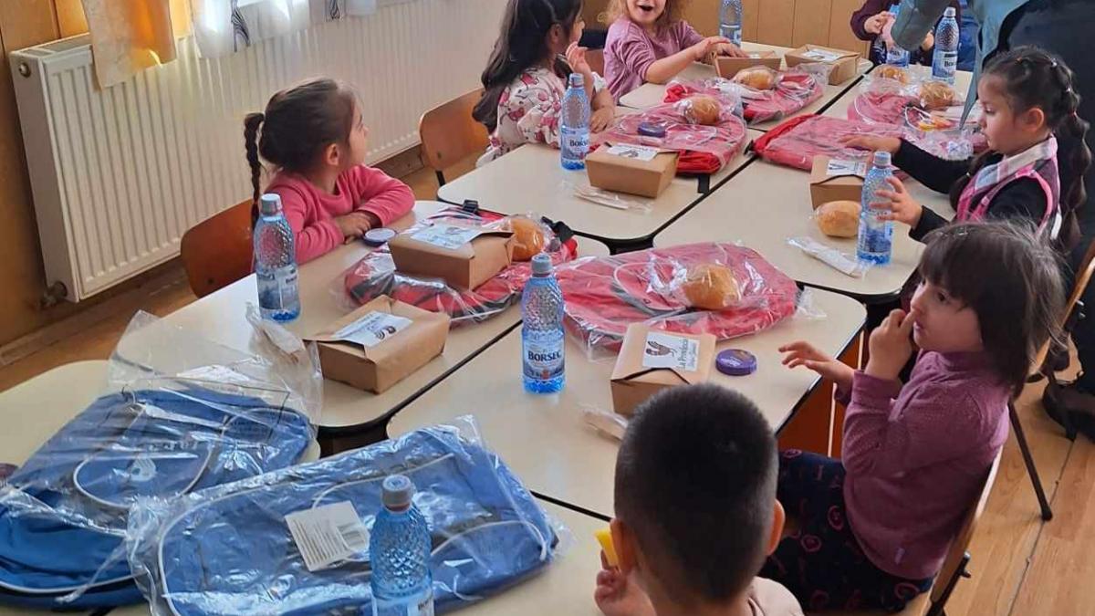 600 de elevi au primit hrana calda de Ziua Meselor Scolare organizata de Fundatia Carmistin