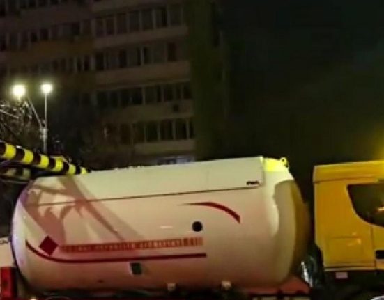 Accident grav la Pasajul Unirii Cisterna GPL loveste poarta gabarit