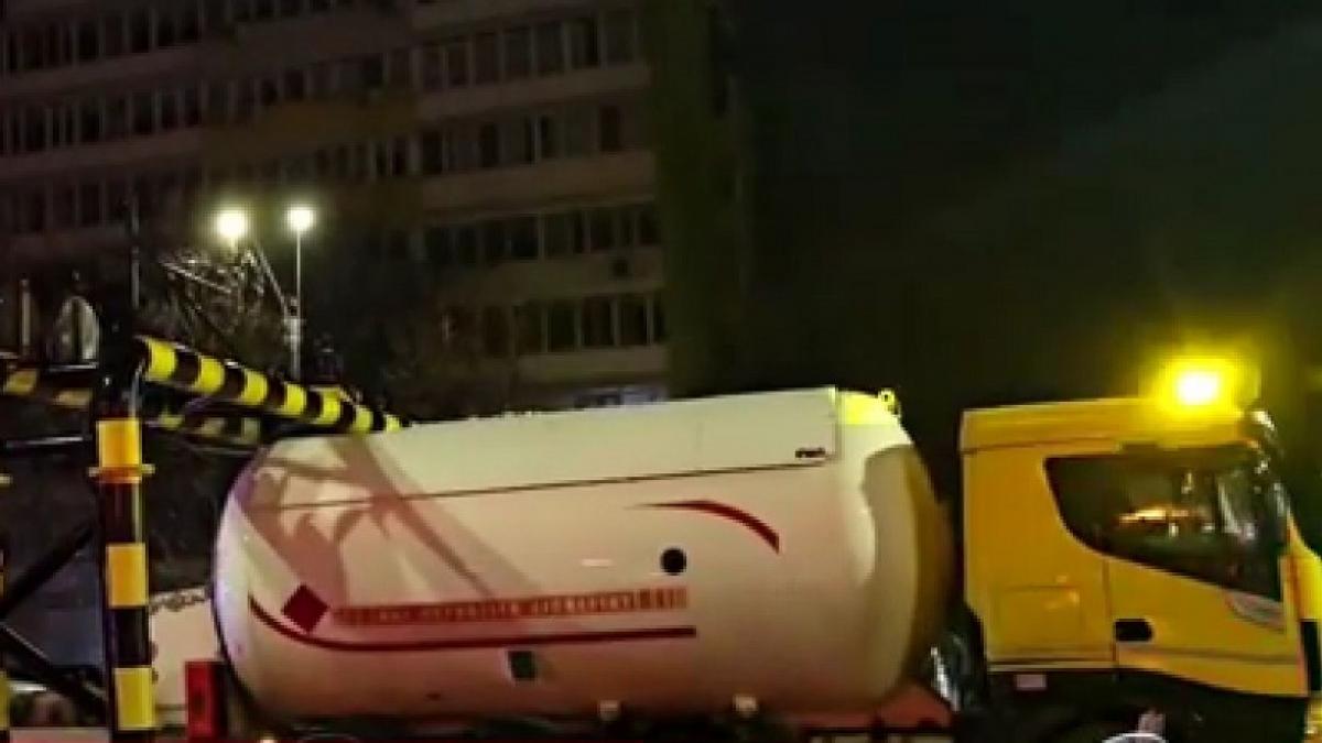 Accident grav la Pasajul Unirii Cisterna GPL loveste poarta gabarit