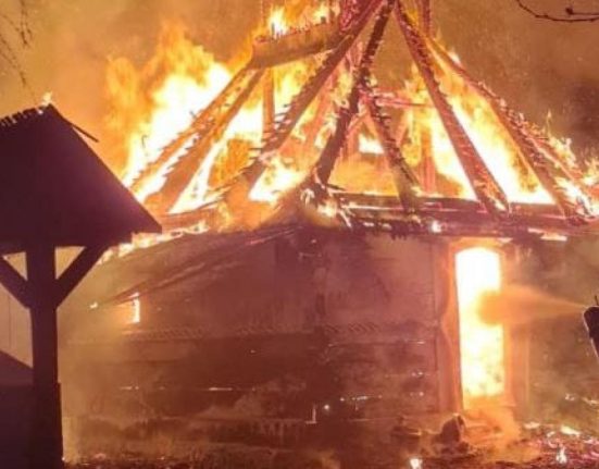 Biserica de lemn din Topla arsa complet
