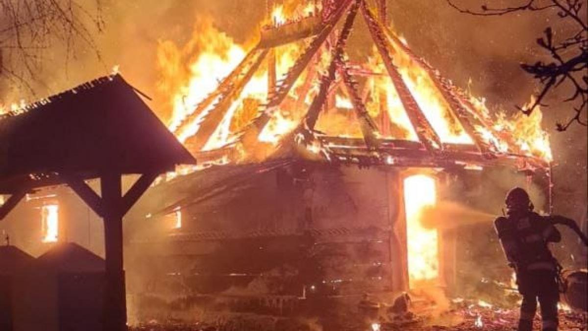 Biserica de lemn din Topla arsa complet