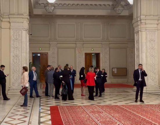 Circ in Parlament Oamenii lui Simion si Gavrila spun ca sunt in greva dar au semnat condica pentru bani