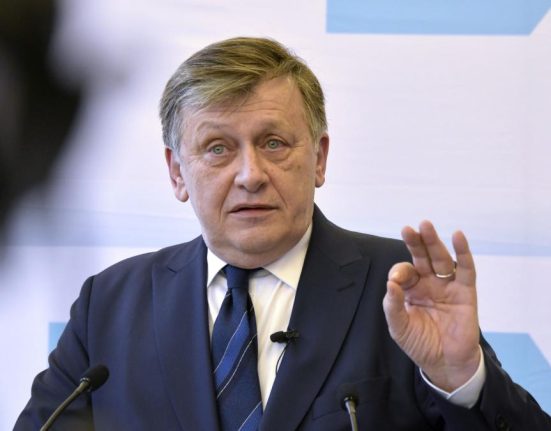 Crin Antonescu Serviciile si justitia nu vor face politica