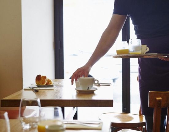 Criza de angajati in HoReCa Strainii singura speranta