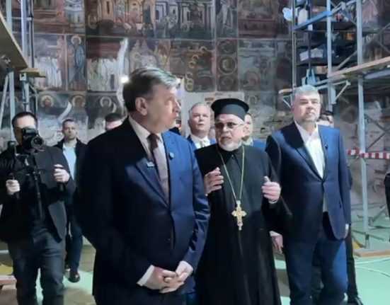 Inainte de intalniri politice Ciolacu si Antonescu la manastire cu IPS Calinic Suceveanul