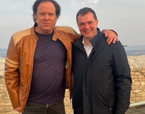 Jurnalistul britanic Charlie Ottley promoveaza turismul in Deva
