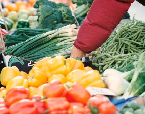 Legumele de sezon un lux pentru romani Pret salata verde sau usturoi