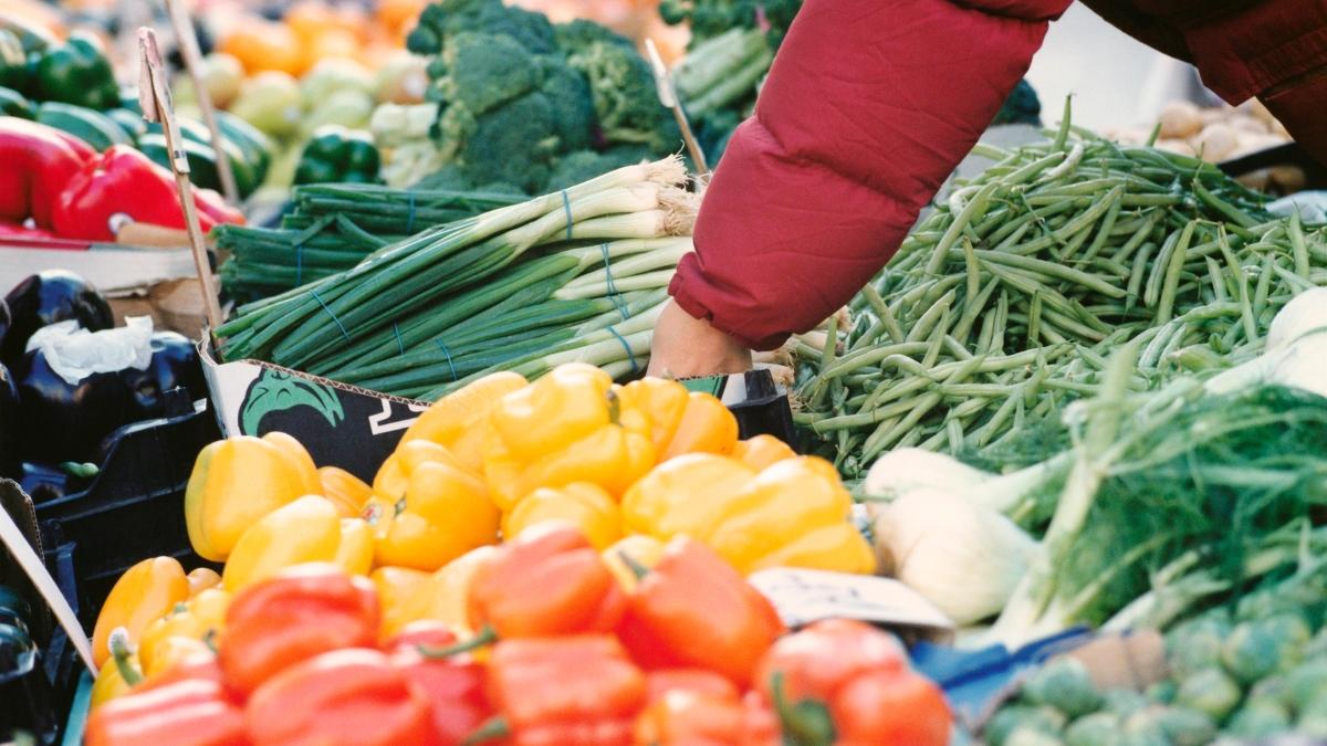 Legumele de sezon un lux pentru romani Pret salata verde sau usturoi