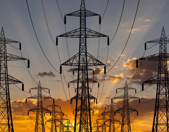 Ministrul Finantelor Taxa pe stalp va fi 1 din valoarea neta a constructiilor speciale din sectorul privat