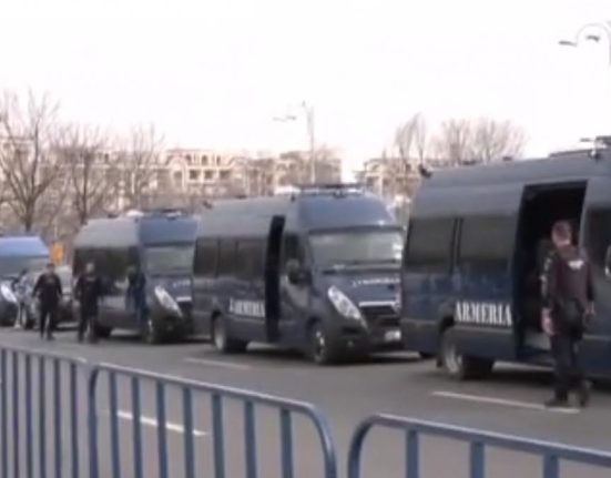 Mobilizare in fata CCR 25 de dube ale Jandarmeriei pentru ordine