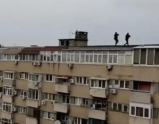 Momentul interventiei trupelor SIAS pe acoperisul unui bloc