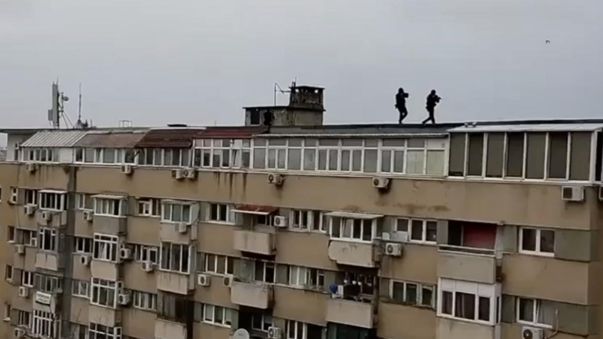 Momentul interventiei trupelor SIAS pe acoperisul unui bloc