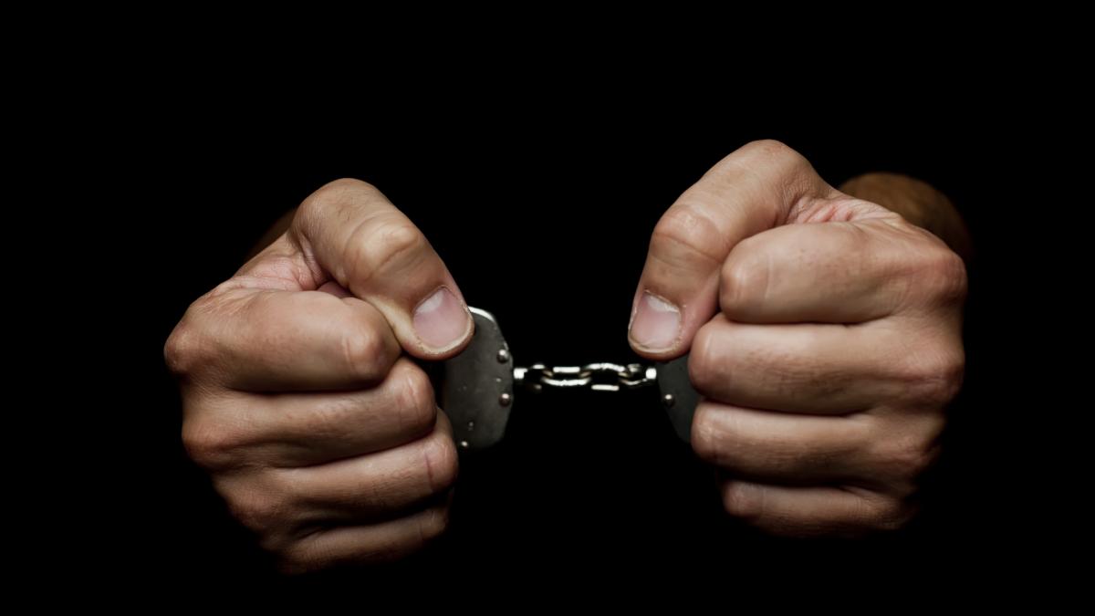 Nervos ca a pierdut bani la pacanele un barbat si a jefuit prietenii Unul a cazut de la etaj