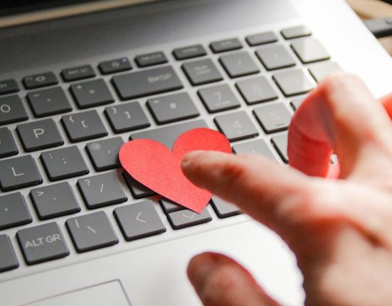 Partenerii SigurantaOnline ofera flori si sfaturi pentru protectia digitala a femeilor de 8 Martie