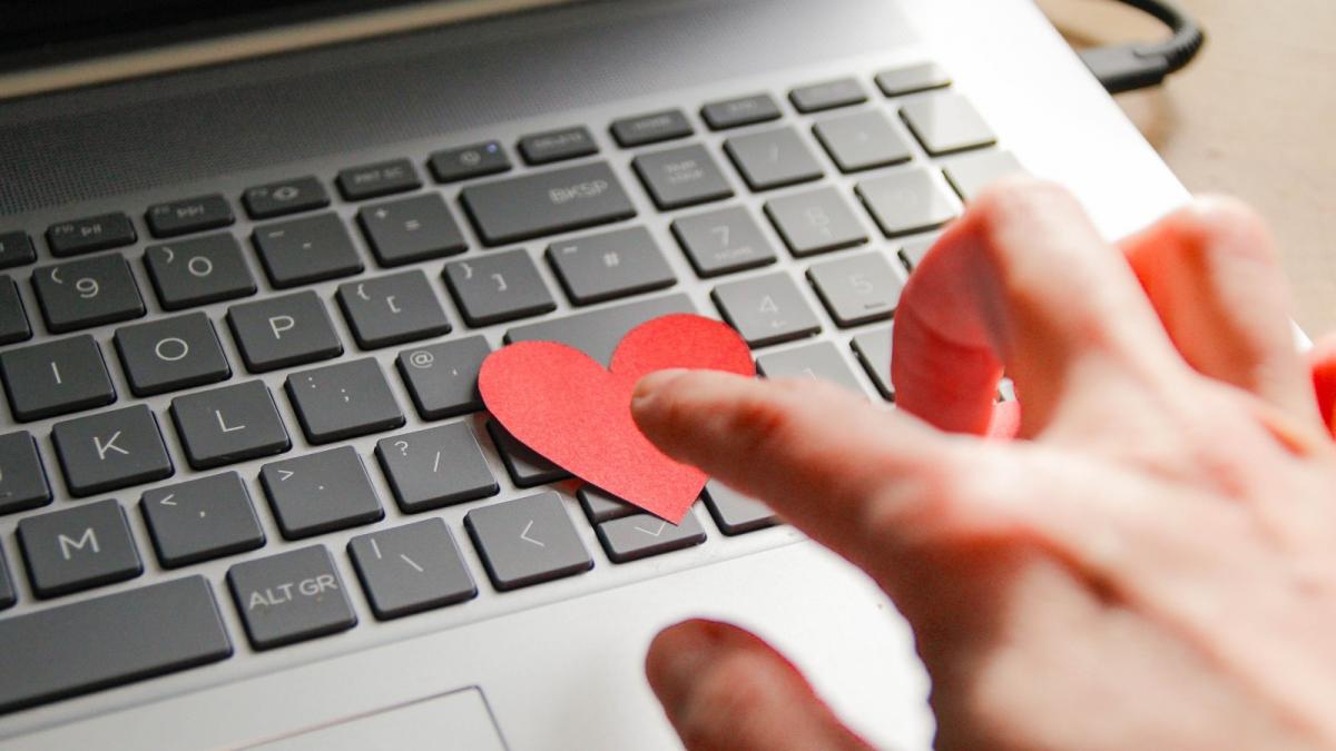 Partenerii SigurantaOnline ofera flori si sfaturi pentru protectia digitala a femeilor de 8 Martie