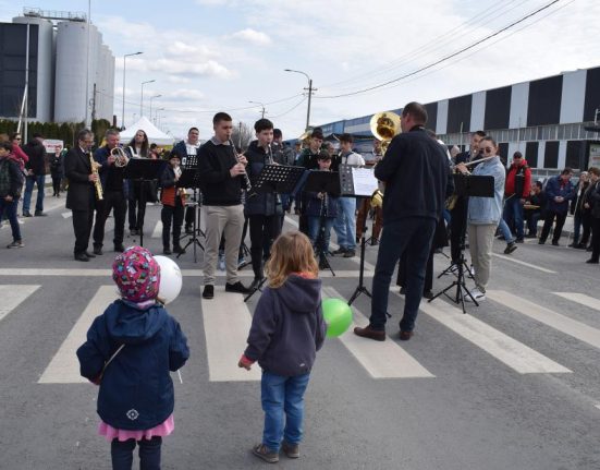Peste 2000 de oameni au celebrat finalizarea lucrarilor