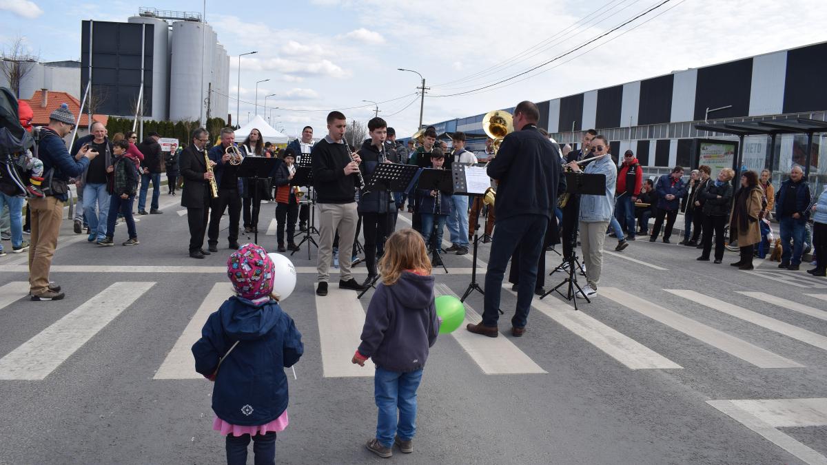 Peste 2000 de oameni au celebrat finalizarea lucrarilor