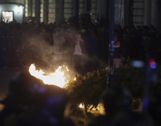 Piedone a inceput un control in Centrul Vechi oprit de protestul de la BEC