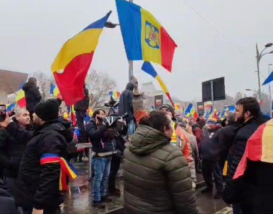 Protestatarii convocati de Calin Georgeescu si AUR au blocat traficul la Universitate in centrul Bucurestiului