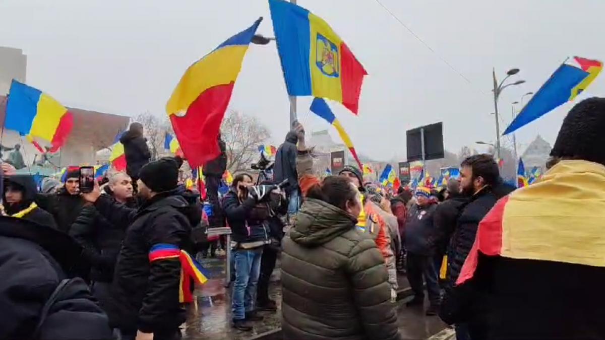 Protestatarii convocati de Calin Georgeescu si AUR au blocat traficul la Universitate in centrul Bucurestiului