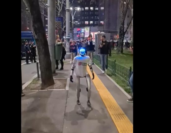 Robot surprinzator la miting fotografii cu protestatarii