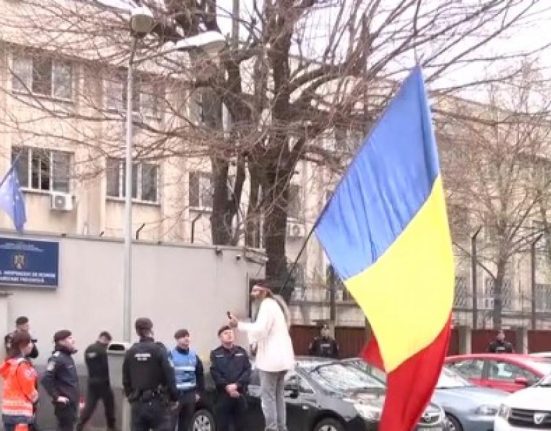 Stegarul dac sa intors la Arest Vrea sa urce iar in copac