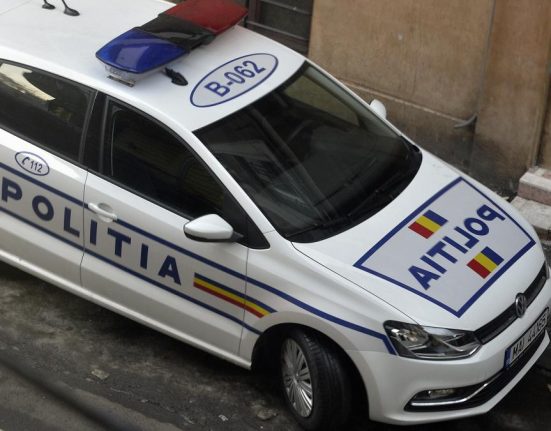Un barbat prins beat la volan de doua ori