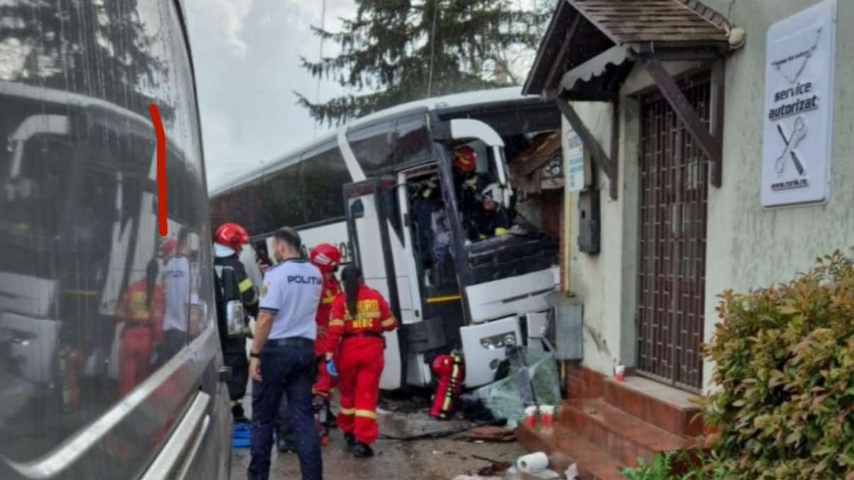 Accident grav in Bihor autocar cu 24 de pasageri s a izbit de casa
