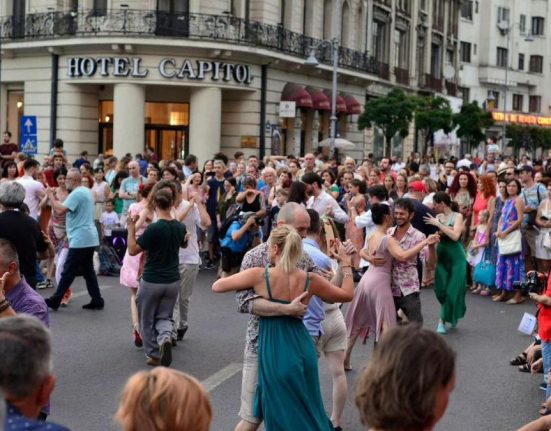 Calea Victoriei devine pietonala in weekenduri de azi